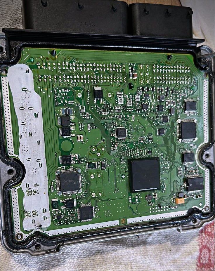 Płytka elektroniczna sterownika silnika po zdjęciu pokrywy